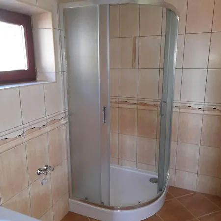 Ubytovanie Pri Lipe بيت للعطل Svosov